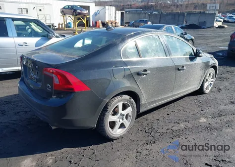 2012 Volvo S60 T6 z USA, uszkodzony, nr VIN YV1902FH6C2087826